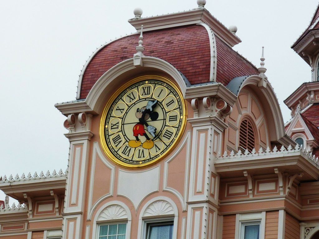 visitar el parque de atracciones Disneyland Paris.