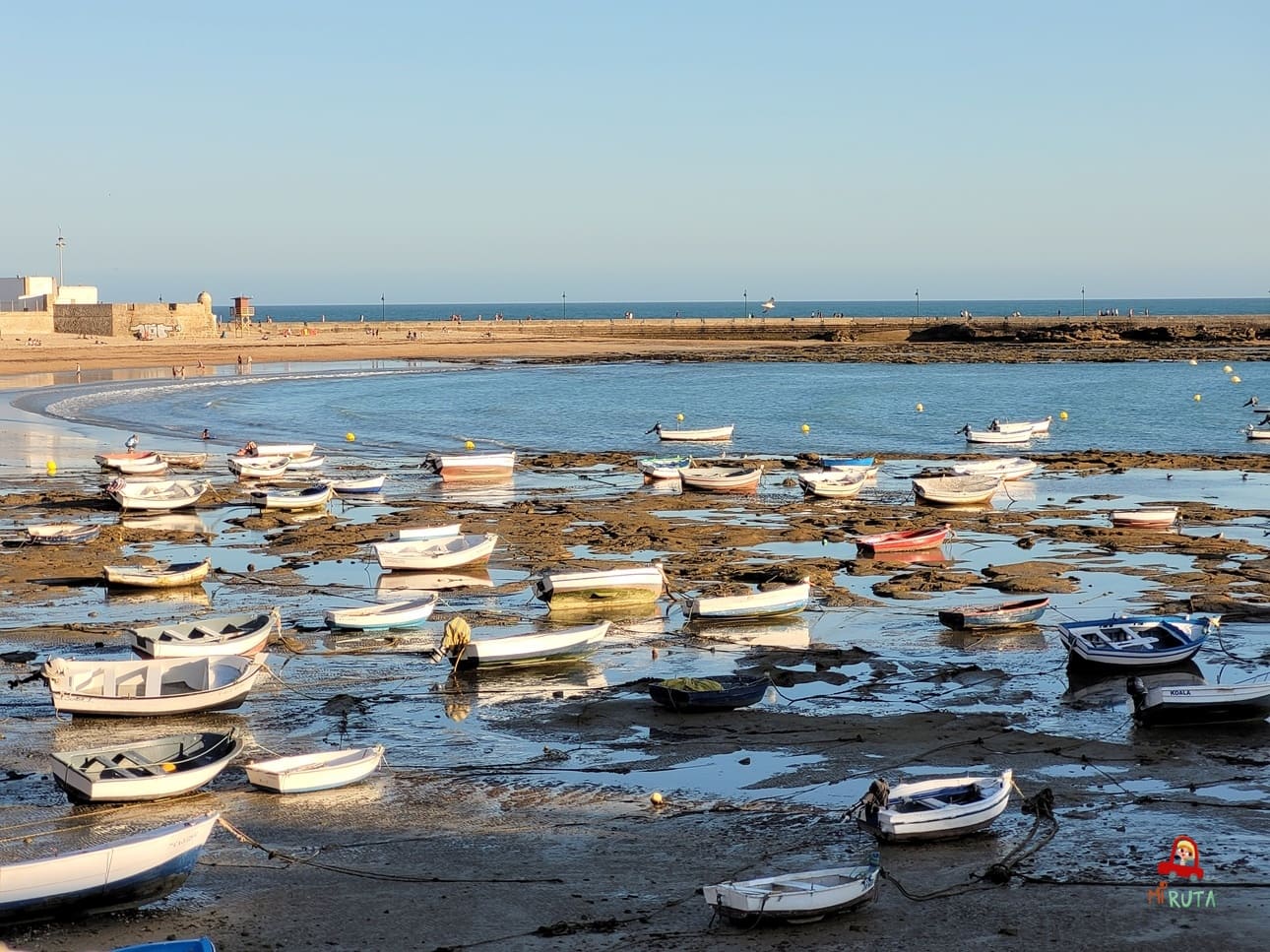Barquitos en la playa de Cádiz