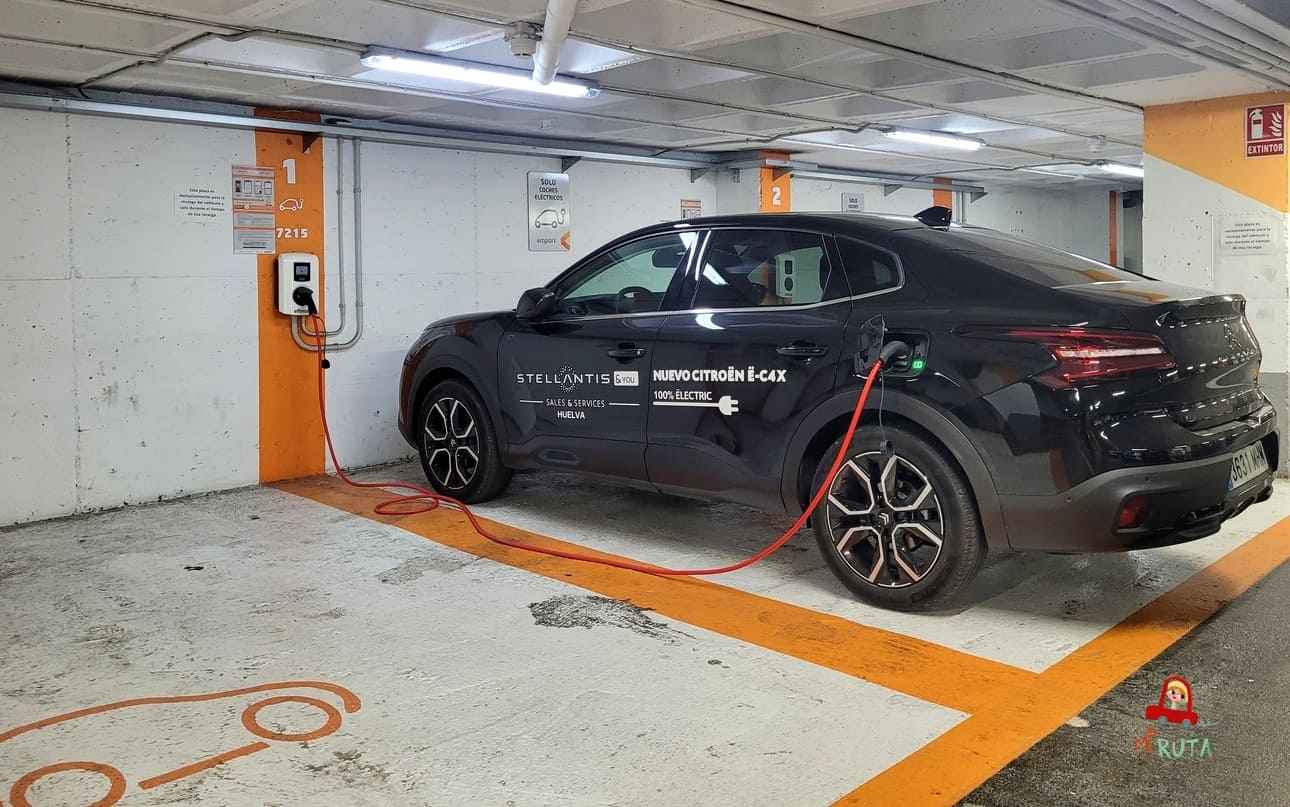 Coche eléctrico cargando Coche eléctrico cargando