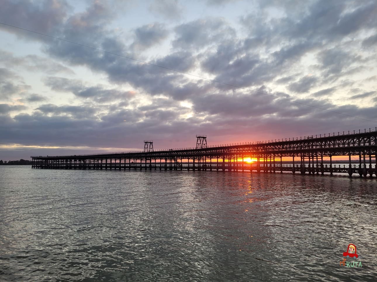 Ruta en coche eléctrico por la provincia de Huelva_Muelle del tinto Muelle del tinto al atardecer en Huelva