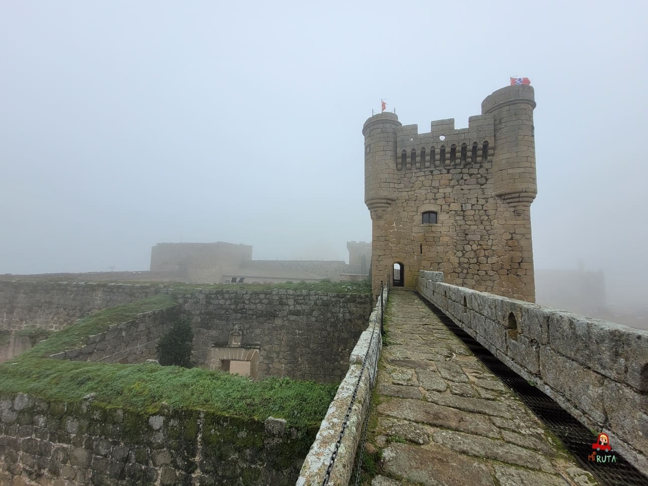 Provincia de Toledo en coche eléctrico Castillo de Oropesa_©Asociación_Mi_Ruta