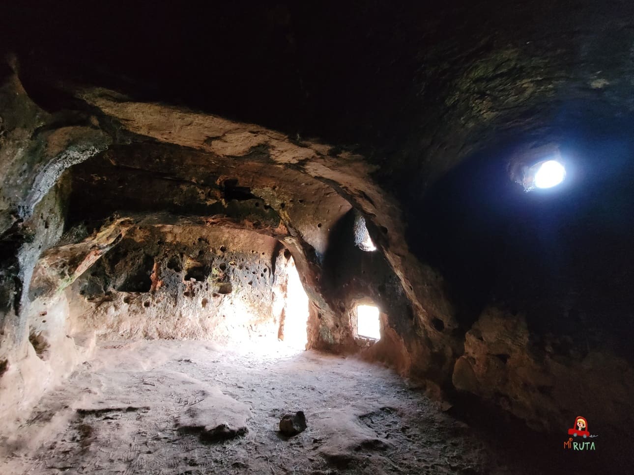 Tesoros prehistóricos de la provincia de Jaén Oratorio Rupestre de Valdecanales_interior