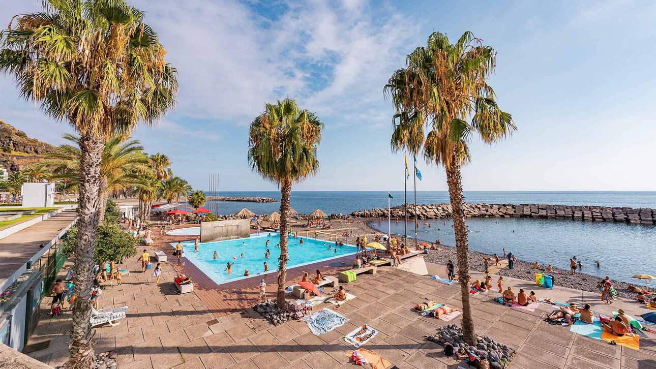 Las mejores playas de Madeira Complejo balneario de ribeira brava_visitmadeira