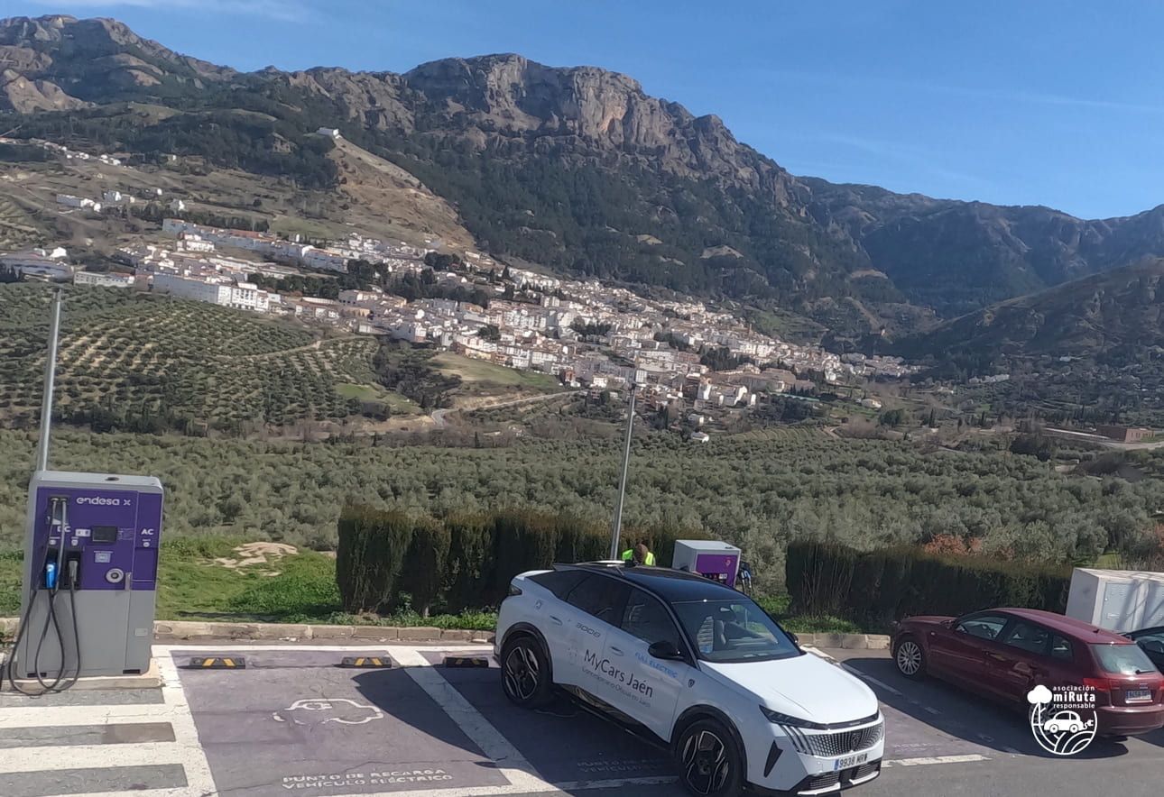 Coche eléctrico cargando en la Sierra de Cazorla Coche eléctrico cargando en la Sierra de Cazorla