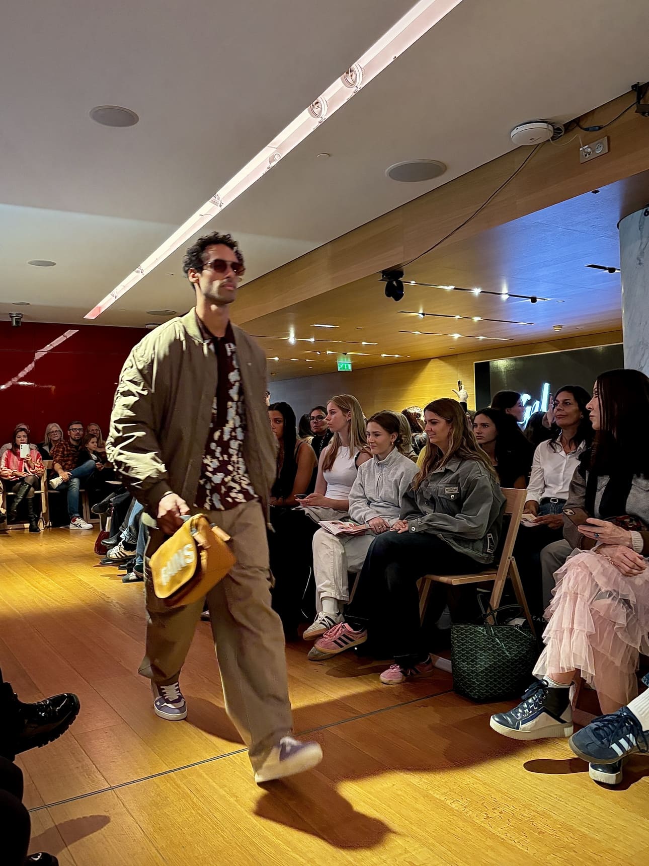 cómo asistir a un desfile de moda en parís
