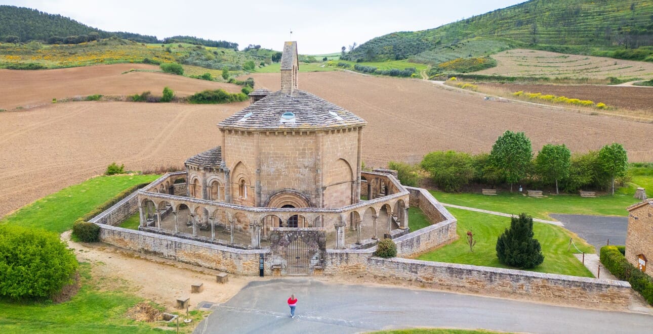 Iglesia de Santa María de Eunate_Ruta en coche eléctrico por la Comunidad de Navarra Iglesia de Santa María de Eunate_Ruta en coche eléctrico por la Comunidad de Navarra