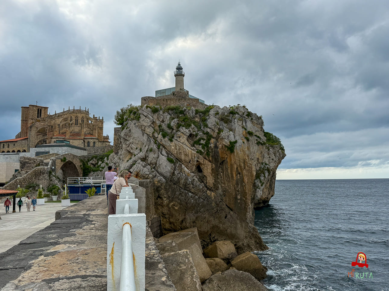 Castro Urdiales, el Castillo de Santa Ana y su faro Castro Urdiales, el Castillo de Santa Ana y su faro