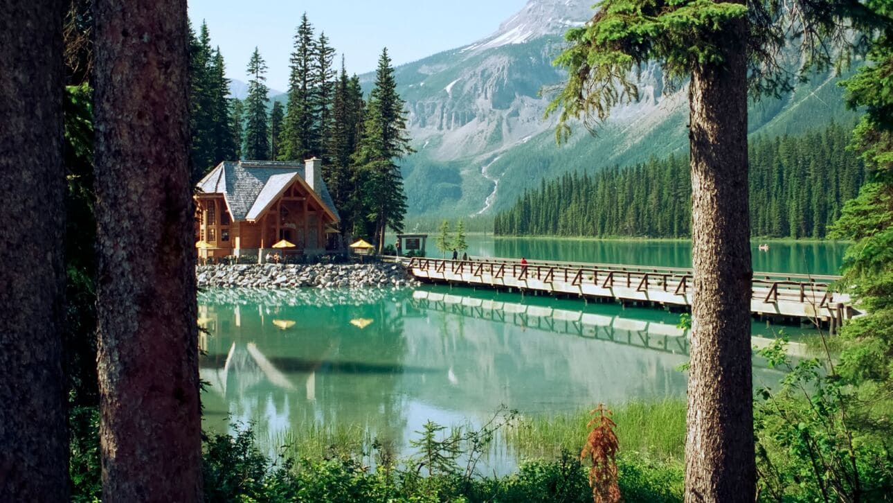 Lago Emerald en el Parque Nacional de Yoho Lago Emerald en el Parque Nacional de Yoho