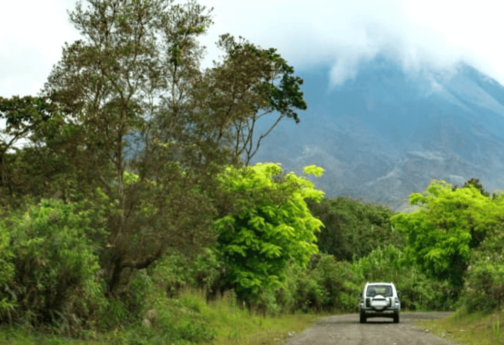 Carretera rodeada de naturaleza en Costa Rica durante una ruta en coche.