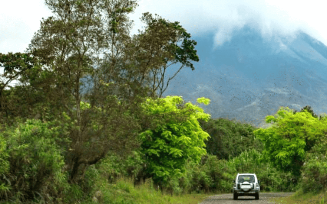 Carretera rodeada de naturaleza en Costa Rica durante una ruta en coche.