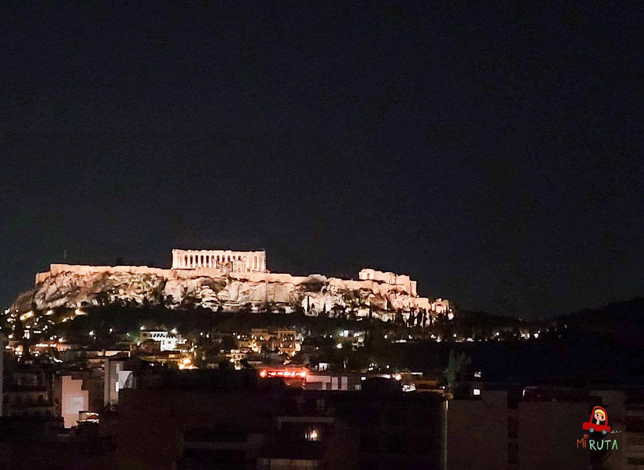 La Acrópolis iluminada al caer la noche