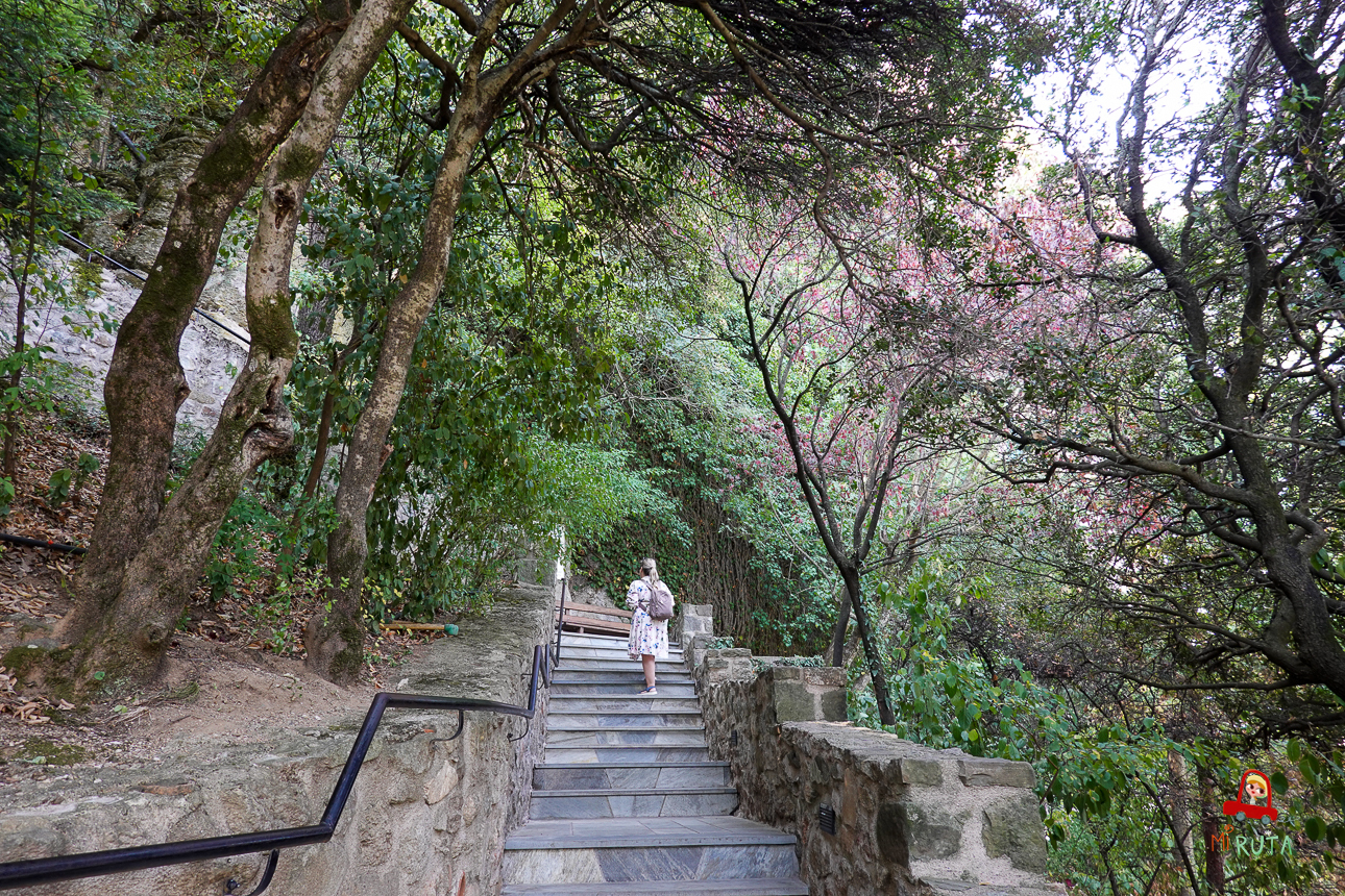 Subiendo escaleras en los Monasterios de Meteora