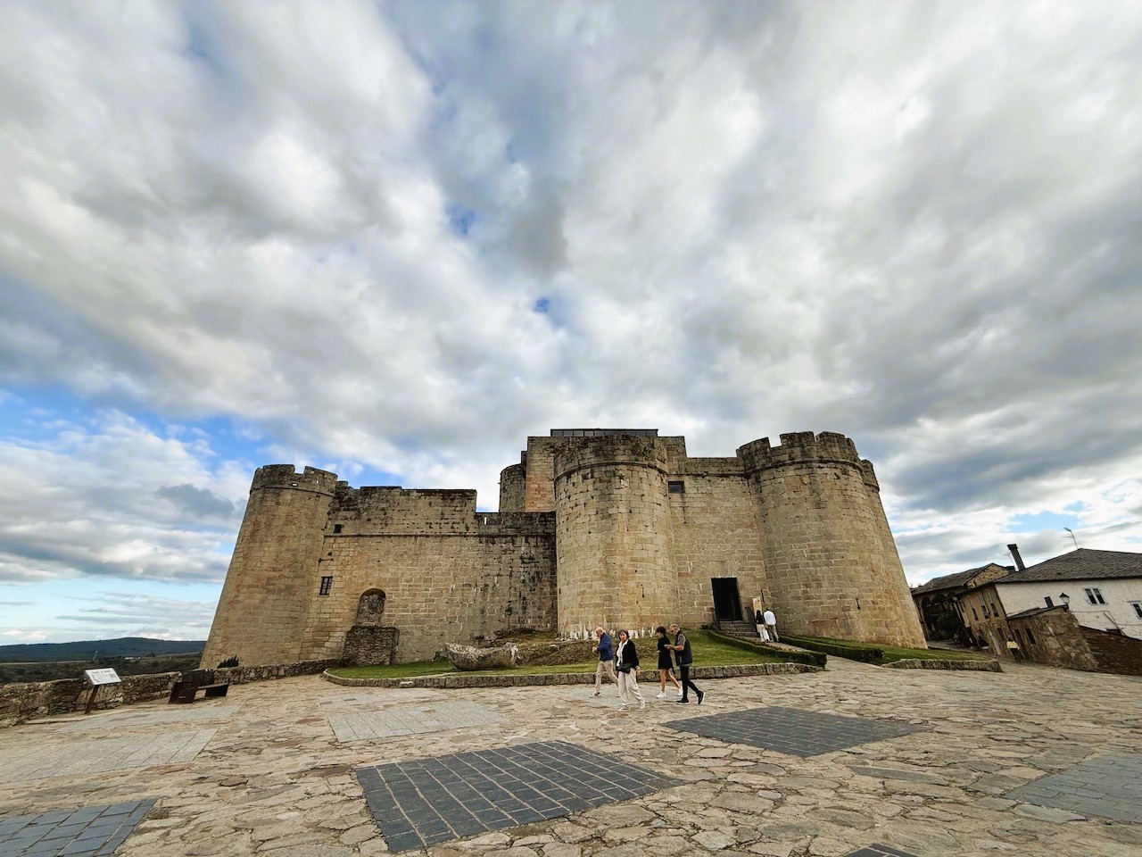 Castillo en Puebla de Sanabria_Ruta en coche eléctrico a Fisterra Castillo en Puebla de Sanabria_Ruta en coche eléctrico a Fisterra
