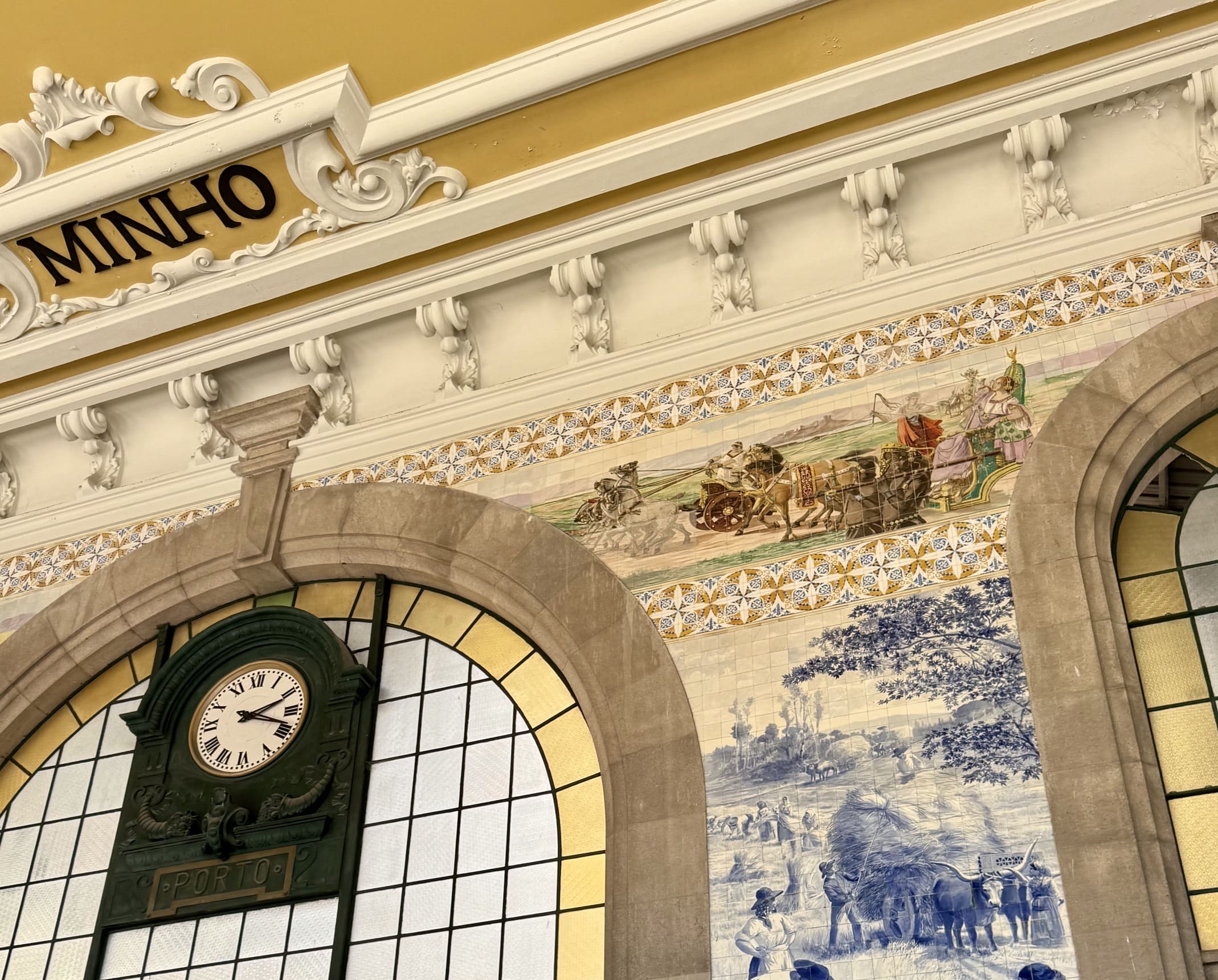Azulejos de la Estación de tren de Sao Bento en Oporto_Portugal