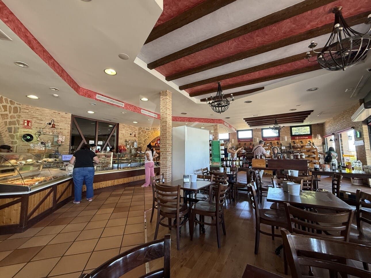 Panadería sanz_con punto de recarga de Zunder